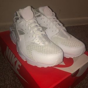 White Nike Air Huarache